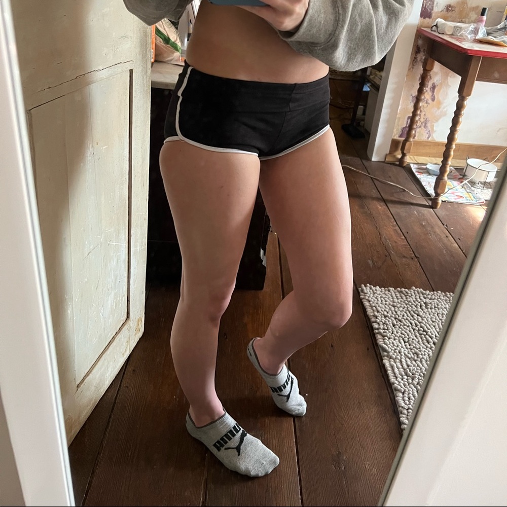2 pairs of booty / dolphin / side stripe shorts